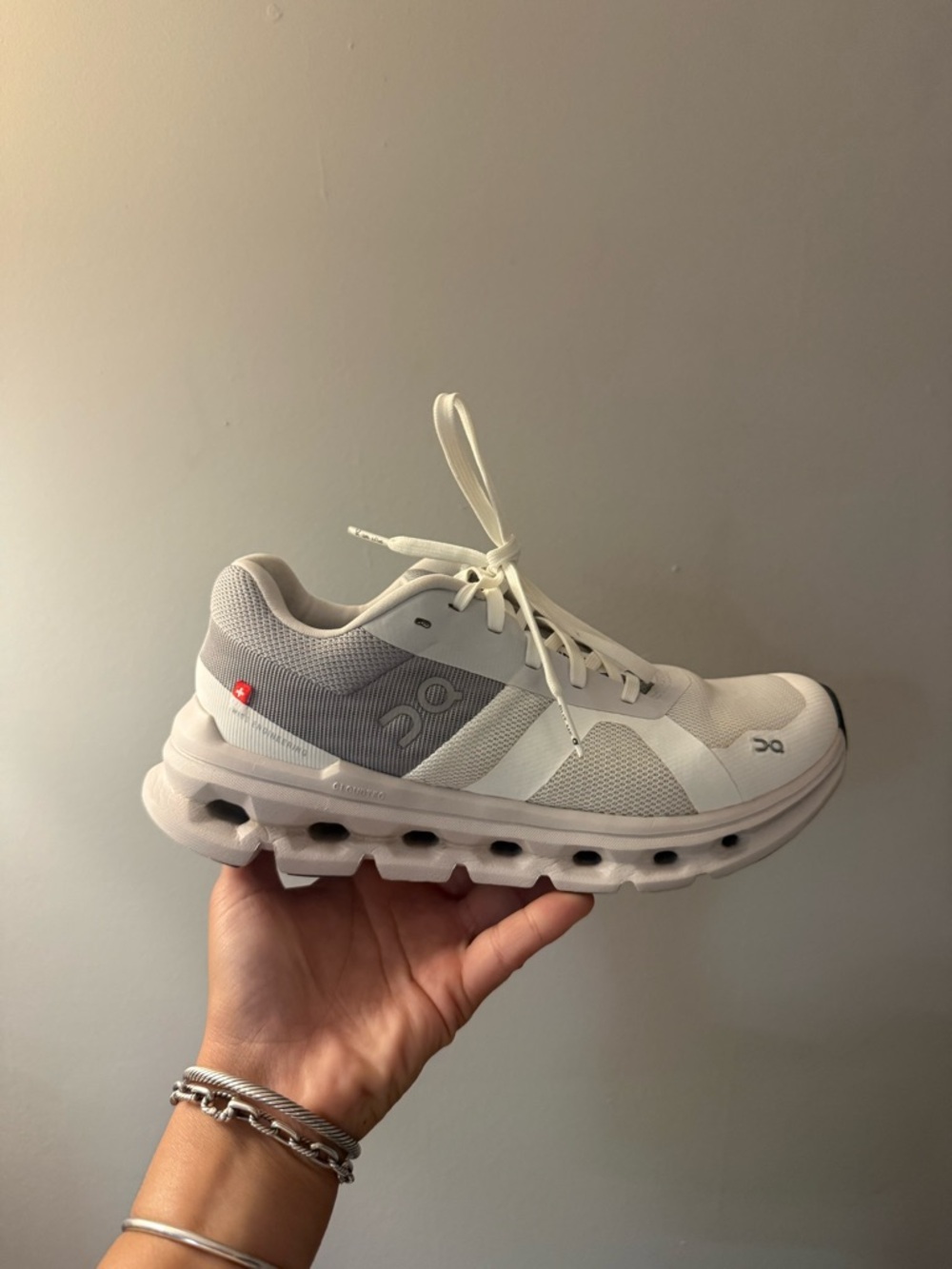 On Cloudrunning White/Light Gray Running Shoe’s - Size 5